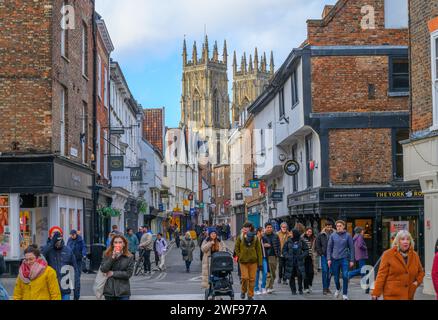 Ammira Low Petergate verso York Minster, York, Inghilterra, Regno Unito Foto Stock