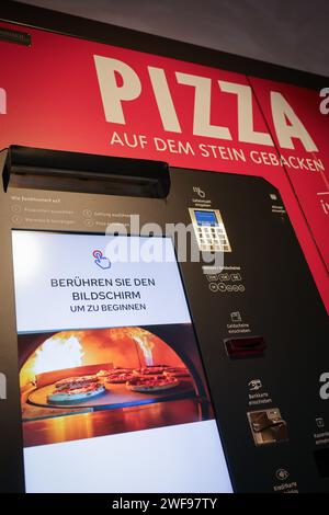 PRODUZIONE - 07 dicembre 2023, Schleswig-Holstein, Grömitz: C'è una macchina per la pizza in un chiosco distributori automatici sul lungomare. Foto: Christian Charisius/dpa Foto Stock