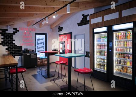 PRODUZIONE - 07 dicembre 2023, Schleswig-Holstein, Grömitz: Vista di un chiosco distributori automatici con macchina per la pizza sul lungomare. Foto: Christian Charisius/dpa Foto Stock