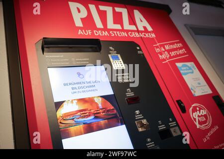 PRODUZIONE - 07 dicembre 2023, Schleswig-Holstein, Grömitz: C'è una macchina per la pizza in un chiosco distributori automatici sul lungomare. Foto: Christian Charisius/dpa Foto Stock