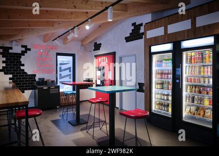 PRODUZIONE - 07 dicembre 2023, Schleswig-Holstein, Grömitz: Vista di un chiosco distributori automatici con macchina per la pizza sul lungomare. Foto: Christian Charisius/dpa Foto Stock