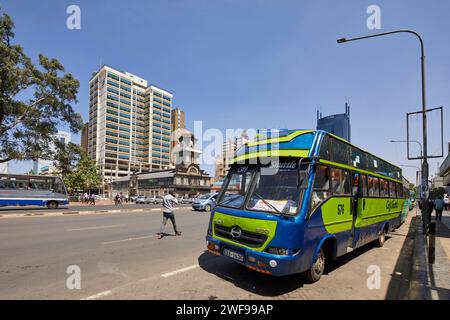 Autobus navetta per la Kipande House Tower su Kenyatta Avenue a Nairobi, Kenya, Africa Foto Stock