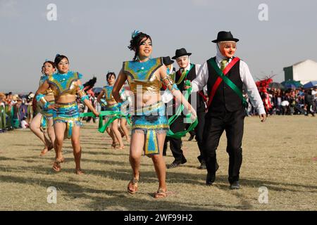 Papalotla, Messico. 28 gennaio 2024. 28 gennaio 2024, Papalotla, Tlaxcala de Xicotencatl, Messico: Si è tenuto il diciassettesimo festival culturale Atltepeilhuitl, un festival di origine pre-ispanica e festival della petizione dell'acqua al dio della collina, dove diversi comuni hanno partecipato con le loro rispettive danze. Questa tradizionale festa inizierà il carnevale il 12 febbraio e terminerà il 13 febbraio, sul Cerro de la Luna. Il 28 gennaio 2024, Tlaxcala de Xicoténcatl, Messico. (Foto di Essene Hernandez/ Eyepix Group/Sipa USA) credito: SIPA USA/Alamy Live News Foto Stock