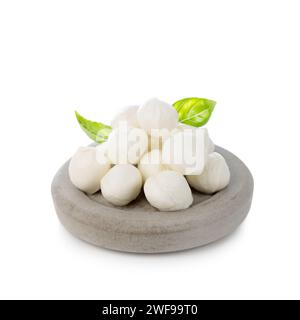 mini polpette di mozzarella con basilico isolato su sfondo bianco Foto Stock