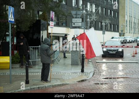 Varsavia, Polonia. 25 gennaio 2024. Un manifestante è stato visto fuori dal parlamento a Varsavia, in Polonia, il 25 gennaio 2024. Giovedì due ex politici, Mariusz Kaminski e Maciej Wasik, avrebbero dovuto cercare di entrare in parlamento nonostante il divieto del relatore della camera. I due uomini erano stati perdonati dalla prigione la notte prima dal presidente Andrzej Duda, uno stretto alleato del partito legge e giustizia. Entrambi gli uomini sono stati condannati per abuso di potere. (Foto di Jaap Arriens/Sipa USA) credito: SIPA USA/Alamy Live News Foto Stock