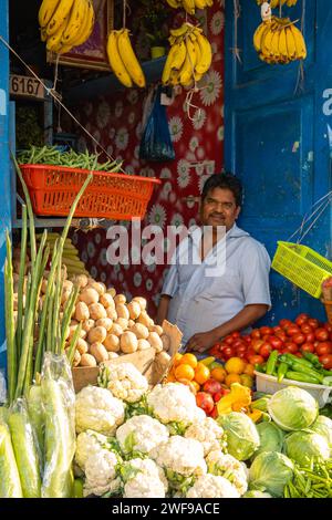 Mumbai, Maharashtra, India, greengrocer indiano con verdure e frutta, solo editoriale. Foto Stock