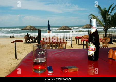 La spiaggia di Colva si estende per circa 2,5 km lungo una costa sabbiosa di circa 25 km che si estende da Bogmalo a nord a Cabo de Rama a sud. Le spiagge di Goa sono la destinazione perfetta per una vacanza rilassante e una vacanza in India. Sport acquatici e assaporare l'esotico cibo di mare di Goa, le spiagge hanno tutto. Goa è il luogo perfetto per concedersi attività in spiaggia con un'irresistibile combinazione di sabbie argentate, palme e le giocose onde del mare che affascinano le persone con il loro ritmo di marea. Colva, Goa, India. Foto Stock