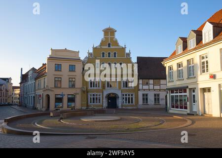 Germania, Meclemburgo-Vorpommern, Wismar - 25 luglio 2023: L'alte Löwenapotheke è un ex edificio di farmacia ed è ora sede di un caffè. Foto Stock