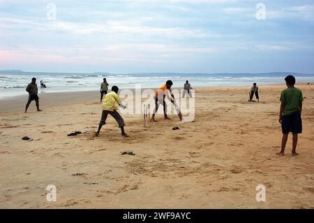 La spiaggia di Colva si estende per circa 2,5 km lungo una costa sabbiosa di circa 25 km che si estende da Bogmalo a nord a Cabo de Rama a sud. Le spiagge di Goa sono la destinazione perfetta per una vacanza rilassante e una vacanza in India. Sport acquatici e assaporare l'esotico cibo di mare di Goa, le spiagge hanno tutto. Goa è il luogo perfetto per concedersi attività in spiaggia con un'irresistibile combinazione di sabbie argentate, palme e le giocose onde del mare che affascinano le persone con il loro ritmo di marea. Colva, Goa, India. Foto Stock