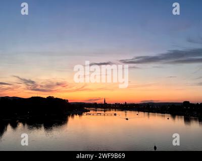 Un bellissimo tramonto su un fiume sereno: Vienna, Austria Foto Stock