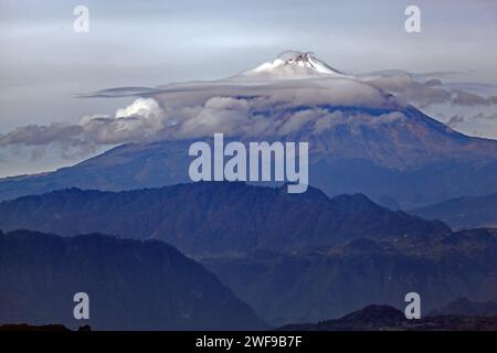 Orizaba Peak, Messico - 25 agosto 2022: Orizaba Peak parzialmente coperto di nuvole, Orizaba Peak (Pico de Orizaba, Citlaltépetl) è una strada dormiente attiva Foto Stock