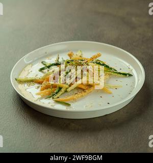 Vegan Healthy Food Preparation Close-up - verdure fresche a base di piante in una cucina sostenibile, insalata di zucchine, Copy Space Foto Stock