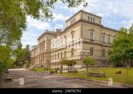 Varna, Bulgaria - 16 maggio 2019: Il museo archeologico espone antichi manufatti della zona di Varna, tra cui pezzi d'oro unici. Foto Stock