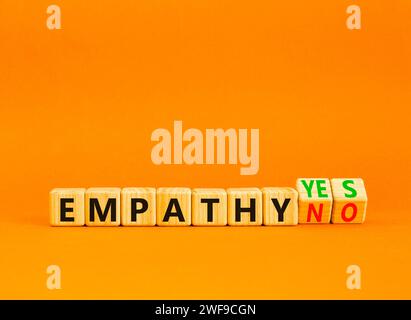 Simbolo di empatia sì o no. Parole concettuali Empathy no to Empathy Yes su bellissimi cubi di legno. Bellissimo sfondo arancione. Psicologico a Foto Stock