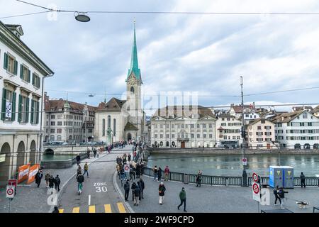 Vista sul ponte di Münsterbrücke e sulla chiesa di Fraumünster nel centro storico di Zurigo, in Svizzera Foto Stock