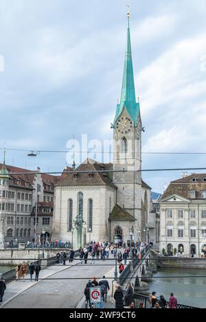 Vista sul ponte di Münsterbrücke e sulla chiesa di Fraumünster nel centro storico di Zurigo, in Svizzera Foto Stock