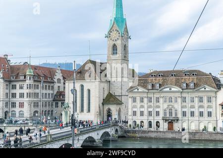 Vista sul ponte di Münsterbrücke e sulla chiesa di Fraumünster nel centro storico di Zurigo, in Svizzera Foto Stock