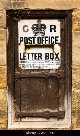 Regno Unito, Inghilterra Kent, Penshurst, Leicester Square, George V Wall Post Box in Old Post Office Wall Foto Stock