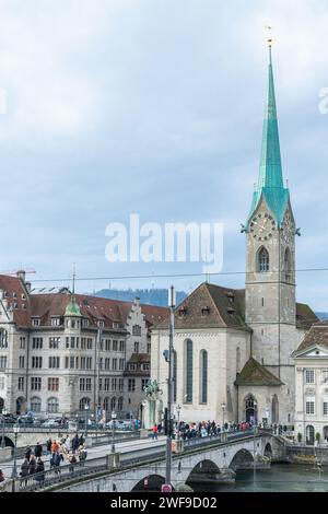 Vista sul ponte di Münsterbrücke e sulla chiesa di Fraumünster nel centro storico di Zurigo, in Svizzera Foto Stock