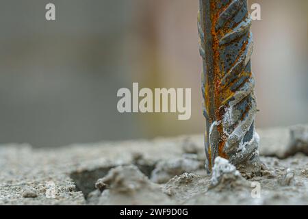 Grande oggetto metallico appoggiato sulla sabbia Foto Stock