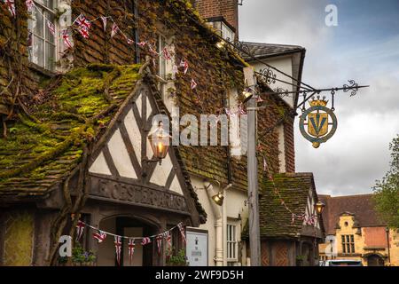 UK, England Kent, Penshurst, Village Leicester Arms pub porch and sign Foto Stock
