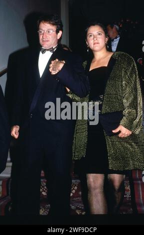 Robin Williams con sua moglie Marsha, al fine Arts Theatre di New York 1990. Foto: Oscar Abolafia/Everett Collection (robinwilliams003) Foto Stock