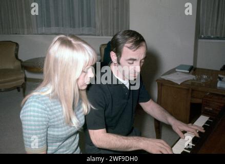 Charles Aznavour con sua moglie, Ulla, New York 1980 Foto: Oscar Abolafia/Everett Collection (charlesaznavour002) Foto Stock