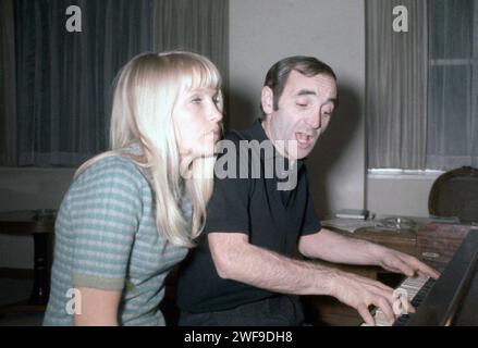 Charles Aznavour con sua moglie, Ulla, New York 1980 Foto: Oscar Abolafia/Everett Collection (charlesaznavour004) Foto Stock