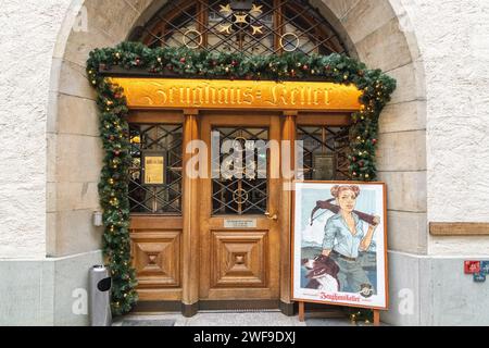 Un ingresso al tradizionale ristorante svizzero Zeughauskeller a Zurigo, Svizzera Foto Stock