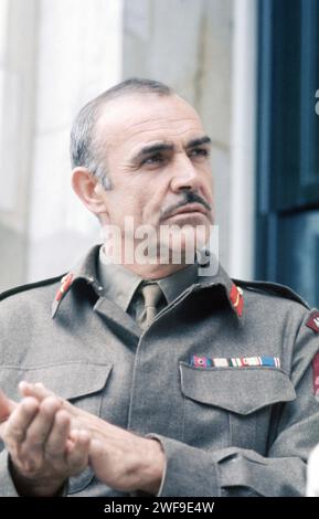 Sean Connery applaude, in uniforme da soldato, sul set del film A BRIDGE TOO FAR, 1977. Foto: Oscar Abolafia/Everett Collection (seanconnery007) Foto Stock