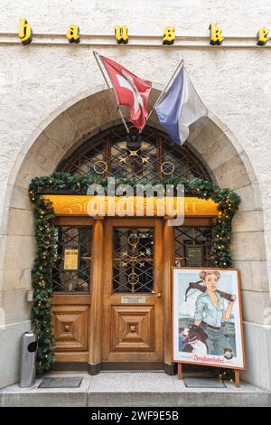 Un ingresso al tradizionale ristorante svizzero Zeughauskeller a Zurigo, Svizzera Foto Stock