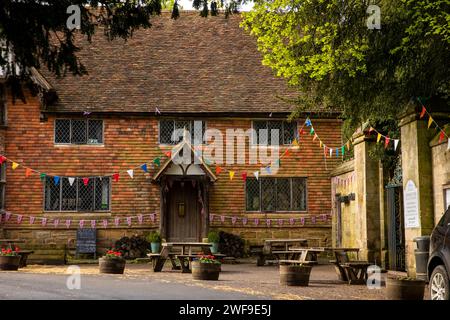 Regno Unito, Inghilterra Kent, Chiddingstone, villaggio, Castle Inn by Gate to Chiddingstone Castle Grounds Foto Stock