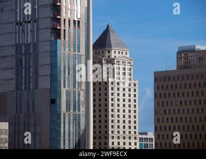 Miami, Florida, Stati Uniti - 27 gennaio 2024: Lo storico grattacielo Miami-Dade County Courthouse eclissato dai nuovi edifici del centro. Foto Stock