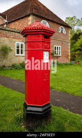 UK, England Kent, Chiddingstone, Chiddingstone Castle, Penfold Victorian Post Box, originalmente da St Pancras a Londra Foto Stock