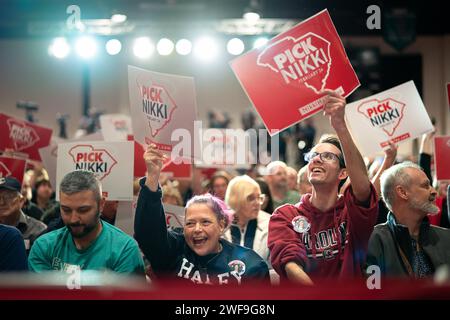 Conway, South Carolina, USA. 28 gennaio 2024. I sostenitori del candidato presidenziale repubblicano Nikki Haley fanno il tifo alla Coastal Carolina University. L'ex governatore della Carolina del Sud ed ex ambasciatore degli Stati Uniti presso le Nazioni Unite si sta candidando contro l'ex presidente Donald Trump. I caroliniani del Sud votano alle primarie repubblicane il 24 febbraio. (Immagine di credito: © Sean Rayford/ZUMA Press Wire) SOLO USO EDITORIALE! Non per USO commerciale! Foto Stock