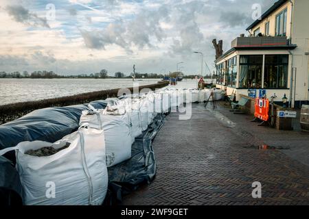 Sacchi di sabbia per le case per prevenire le inondazioni dovute alle precipitazioni eccessive e all'aumento dell'acqua dovuto al cambiamento climatico nel fiume piovano l'IJssel, il Foto Stock