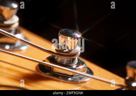 messa a punto dell'headstock della chitarra dopo primo piano macro Foto Stock