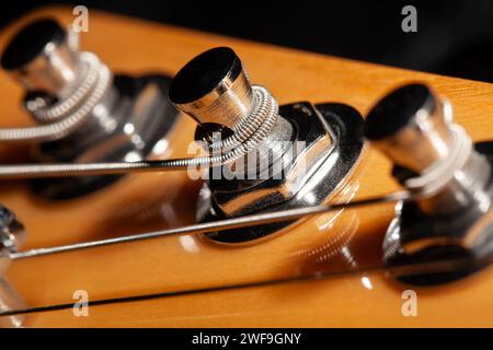 messa a punto dell'headstock della chitarra dopo primo piano macro Foto Stock