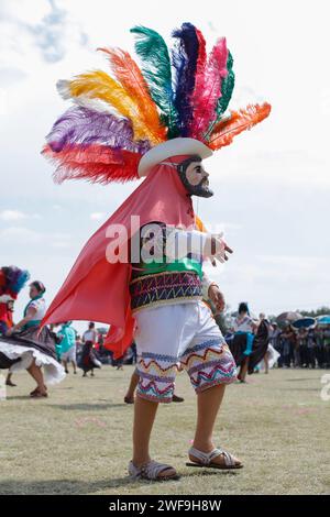 Papalotla, Messico. 28 gennaio 2024. A Papalotla, Tlaxcala de Xicotencatl, Messico, il 28 gennaio 2024, si svolge il diciassettesimo festival culturale Atltepeilhuitl. Questa festa, di origine pre-ispanica, è una celebrazione in cui la gente chiede l'acqua al dio della collina. Diversi comuni partecipano con le rispettive danze. Questo tradizionale evento è l'inizio del carnevale, che inizierà il 12 febbraio e terminerà il 13 febbraio al Cerro de la Luna. (Foto di Essene Hernandez/Eyepix Group/NurPhoto) credito: NurPhoto SRL/Alamy Live News Foto Stock