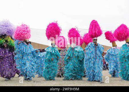 Papalotla, Messico. 28 gennaio 2024. A Papalotla, Tlaxcala de Xicotencatl, Messico, il 28 gennaio 2024, si svolge il diciassettesimo festival culturale Atltepeilhuitl. Questa festa, di origine pre-ispanica, è una celebrazione in cui la gente chiede l'acqua al dio della collina. Diversi comuni partecipano con le rispettive danze. Questo tradizionale evento è l'inizio del carnevale, che inizierà il 12 febbraio e terminerà il 13 febbraio al Cerro de la Luna. (Foto di Essene Hernandez/Eyepix Group/NurPhoto) credito: NurPhoto SRL/Alamy Live News Foto Stock