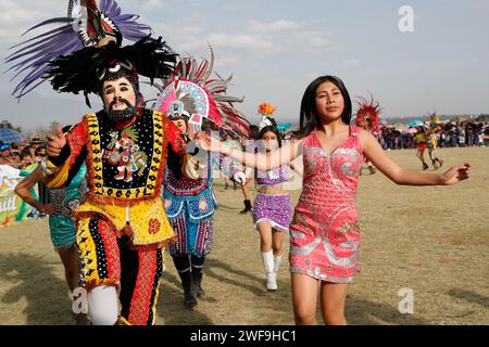 Papalotla, Messico. 28 gennaio 2024. A Papalotla, Tlaxcala de Xicotencatl, Messico, il 28 gennaio 2024, si svolge il diciassettesimo festival culturale Atltepeilhuitl. Questa festa, di origine pre-ispanica, è una celebrazione in cui la gente chiede l'acqua al dio della collina. Diversi comuni partecipano con le rispettive danze. Questo tradizionale evento è l'inizio del carnevale, che inizierà il 12 febbraio e terminerà il 13 febbraio al Cerro de la Luna. (Foto di Essene Hernandez/Eyepix Group/NurPhoto) credito: NurPhoto SRL/Alamy Live News Foto Stock