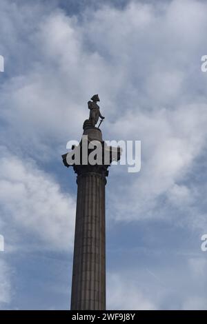 Statua dell'ammiraglio Horatio Nelson sulla colonna di Nelsons a Trafalgar Square, Londra, Regno Unito Foto Stock