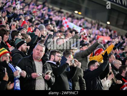 Blackburn, Regno Unito. 29 gennaio 2024. I tifosi di Wrexham in piena voce davanti al calcio d'inizio, durante la partita del quarto turno della Emirates fa Cup Blackburn Rovers vs Wrexham a Ewood Park, Blackburn, Regno Unito, il 29 gennaio 2024 (foto di Cody Froggatt/News Images) a Blackburn, Regno Unito il 1/29/2024. (Foto di Cody Froggatt/News Images/Sipa USA) credito: SIPA USA/Alamy Live News Foto Stock