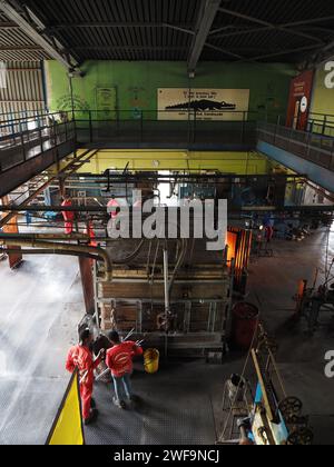 Fabbrica di vetro Ngwenya a eSwatini. Realizzano tutti i tipi di prodotti, sia utili che decorativi, riciclando il vetro di scarto. Foto Stock