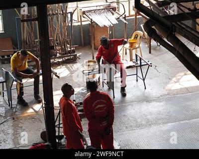 Fabbrica di vetro Ngwenya a eSwatini. Realizzano tutti i tipi di prodotti, sia utili che decorativi, riciclando il vetro di scarto. Foto Stock