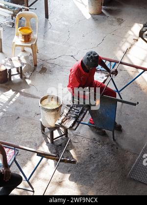 Fabbrica di vetro Ngwenya a eSwatini. Realizzano tutti i tipi di prodotti, sia utili che decorativi, riciclando il vetro di scarto. Foto Stock