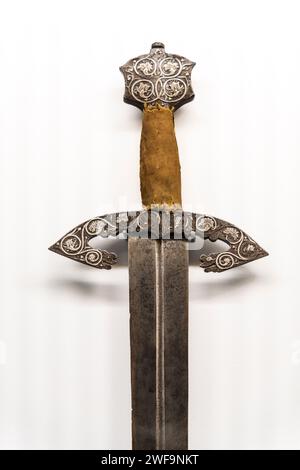 Hilt decorato di spada cerimoniale, XV secolo, Museo dell'Armeria di Álava, Vitoria, Paesi Baschi, Spagna Foto Stock