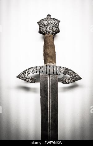 Hilt decorato di spada cerimoniale, XV secolo, Museo dell'Armeria di Álava, Vitoria, Paesi Baschi, Spagna Foto Stock