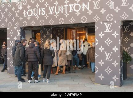 Fila di persone in attesa davanti alla filiale di Colonia della società parigina di beni di lusso Louis Vuitton Foto Stock