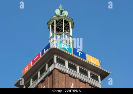 Torre fieristica con i loghi di RTL radio Tele Luxemburg presso la sede dell'emittente privata nel quartiere Deutz di Colonia. Foto Stock